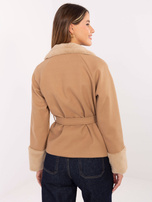 Camelowy krótki płaszcz z kieszeniami RUE PARIS 