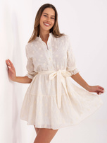 Jasnobeżowa haftowana sukienka z falbaną 