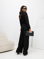 Czarny damski garnitur z wiązanym paskiem 