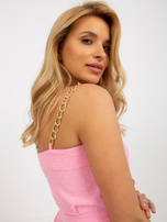 Hurtownia Różowa mini sukienka z falbanami i łańcuszkami