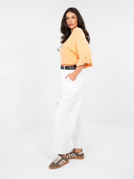 Białe sztruksowe spodnie carrot z kieszeniami