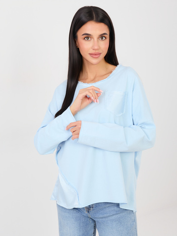Jasnoniebieska bluzka z postrzępionymi szwami