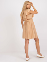 Camelowa bawełniana sukienka boho z falbanami na rękawach RUE PARIS