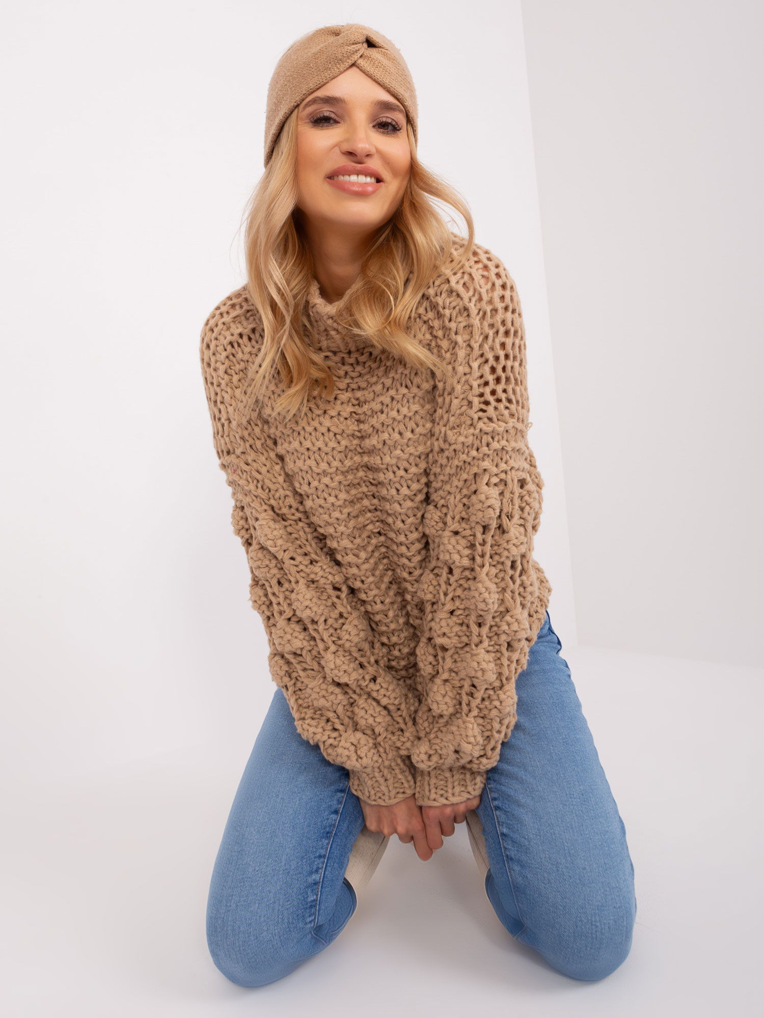 Hurt Beżowy sweter oversize z okrągłym dekoltem