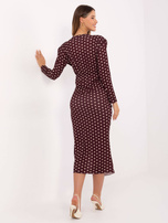 Bordowa sukienka z poduszkami na ramionach