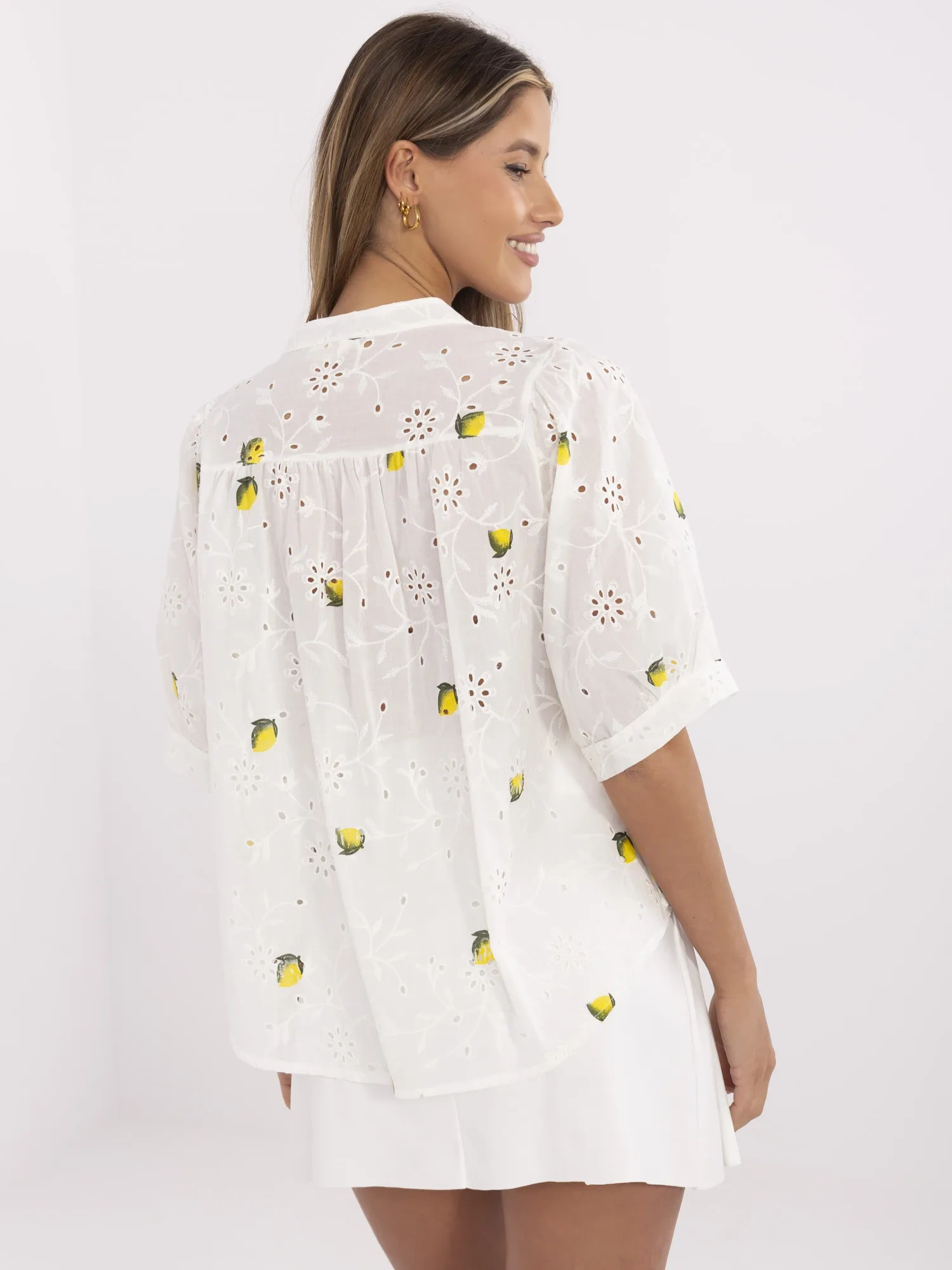 Ecru summer shirt with lemon print.