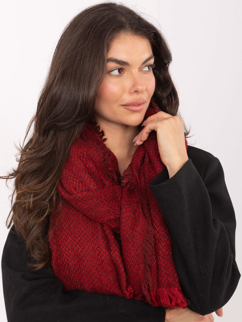 Czerwony długi szal z frędzlami 