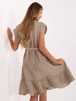 Ciemnobeżowa rozkloszowana sukienka z paskiem