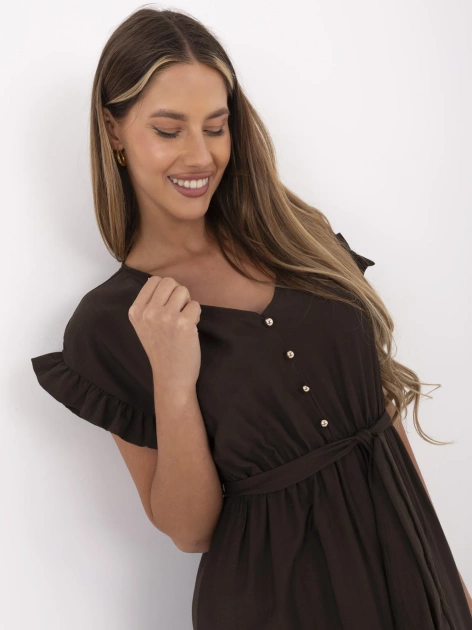 Czekoladowa sukienka z ozdobnymi guzikami