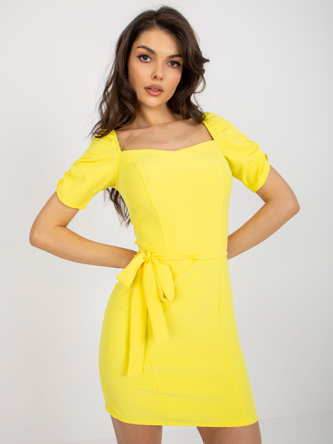 Hurtownia Żółta mini sukienka koktajlowa z paskiem