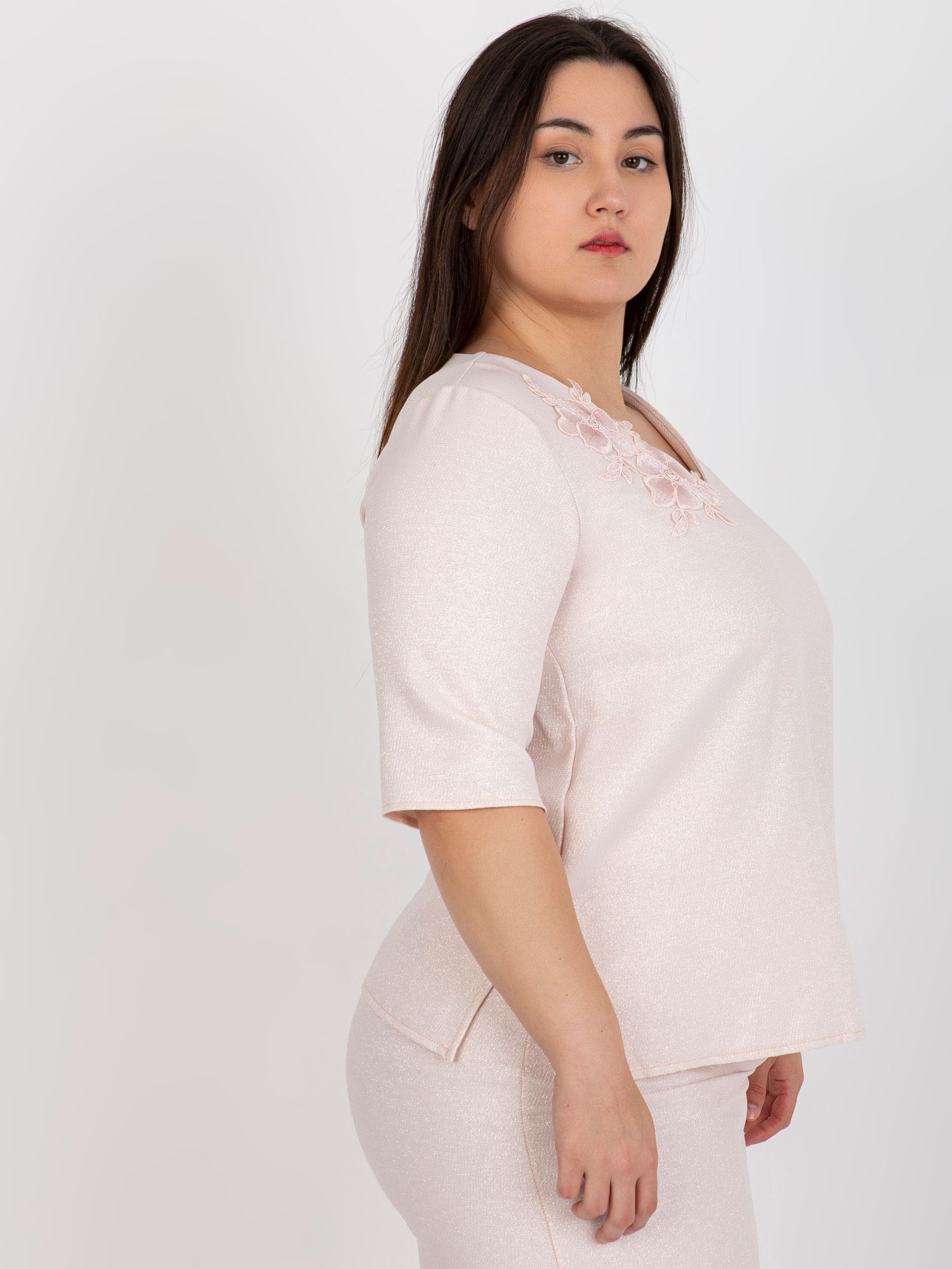 Jasnoróżowa damska bluzka plus size od kompletu