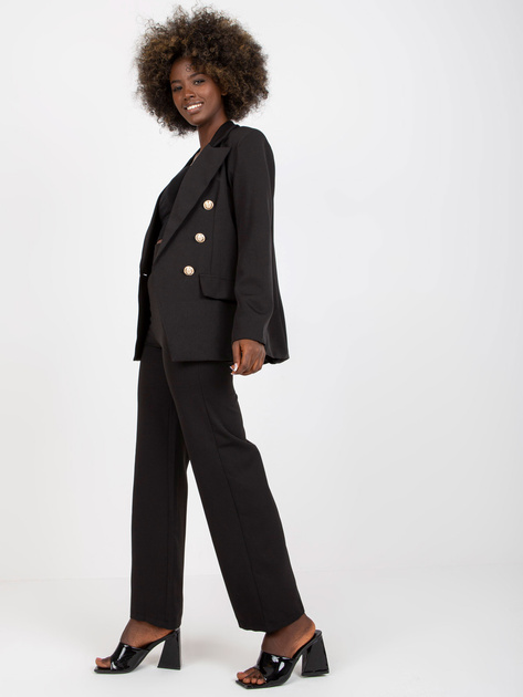 Czarna elegancka marynarka z poduszkami na ramionach