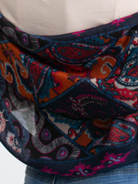 Granatowa chusta z folkowym nadrukiem