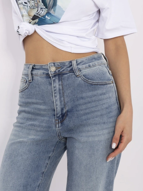 Niebieskie jeansy straight leg z podwiniętą nogawką