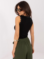 Czarny prążkowany top z okrągłym dekoltem 