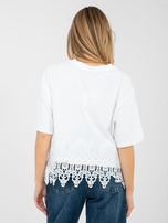 Biała bluzka oversize z koronkowym wykończeniem