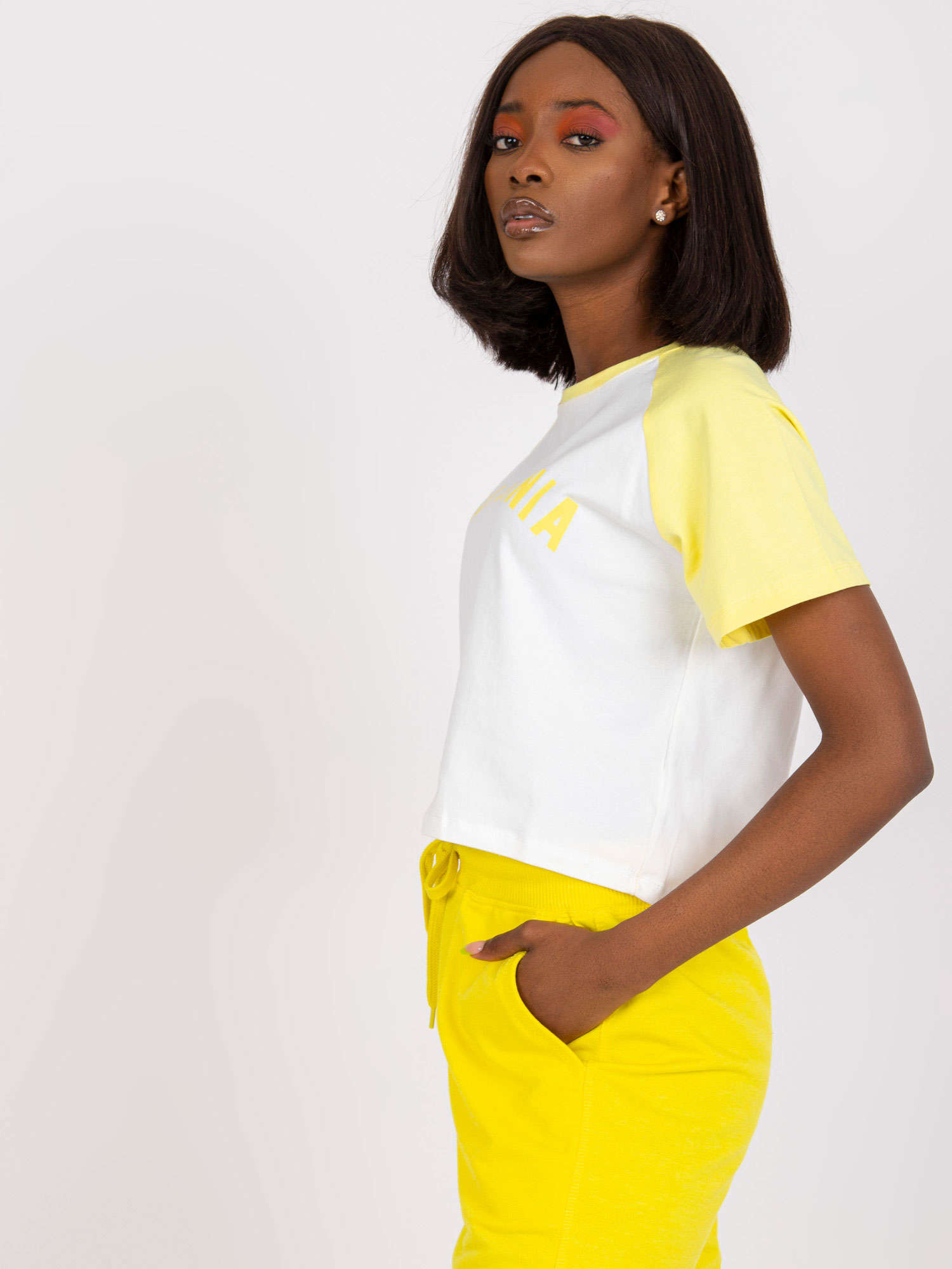 Biało-żółty t-shirt z nadrukiem bawełniany
