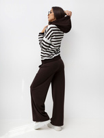 Chocolate basic sweatpants with wide leg.