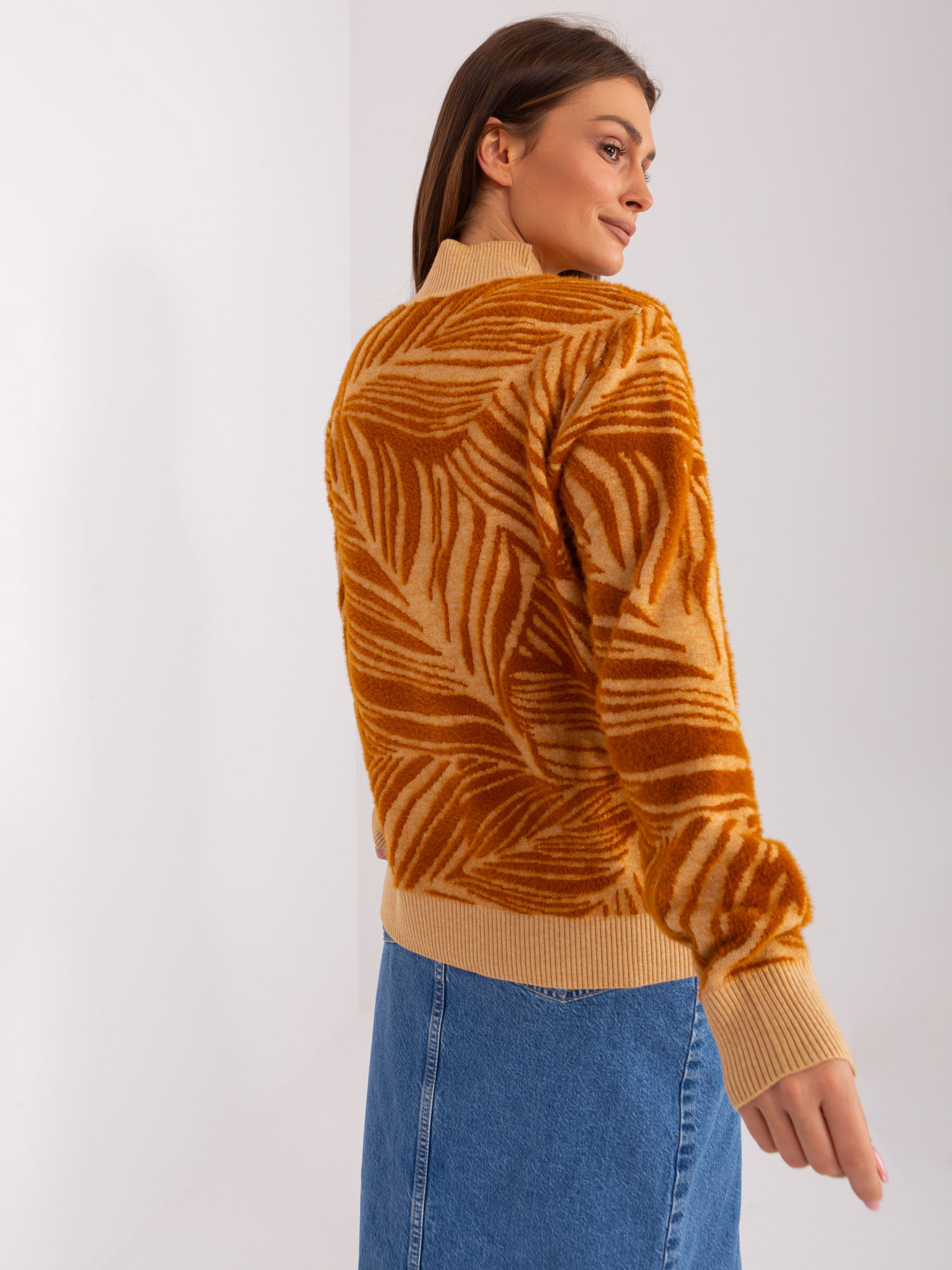 Camelowy damski sweter z golfem we wzory