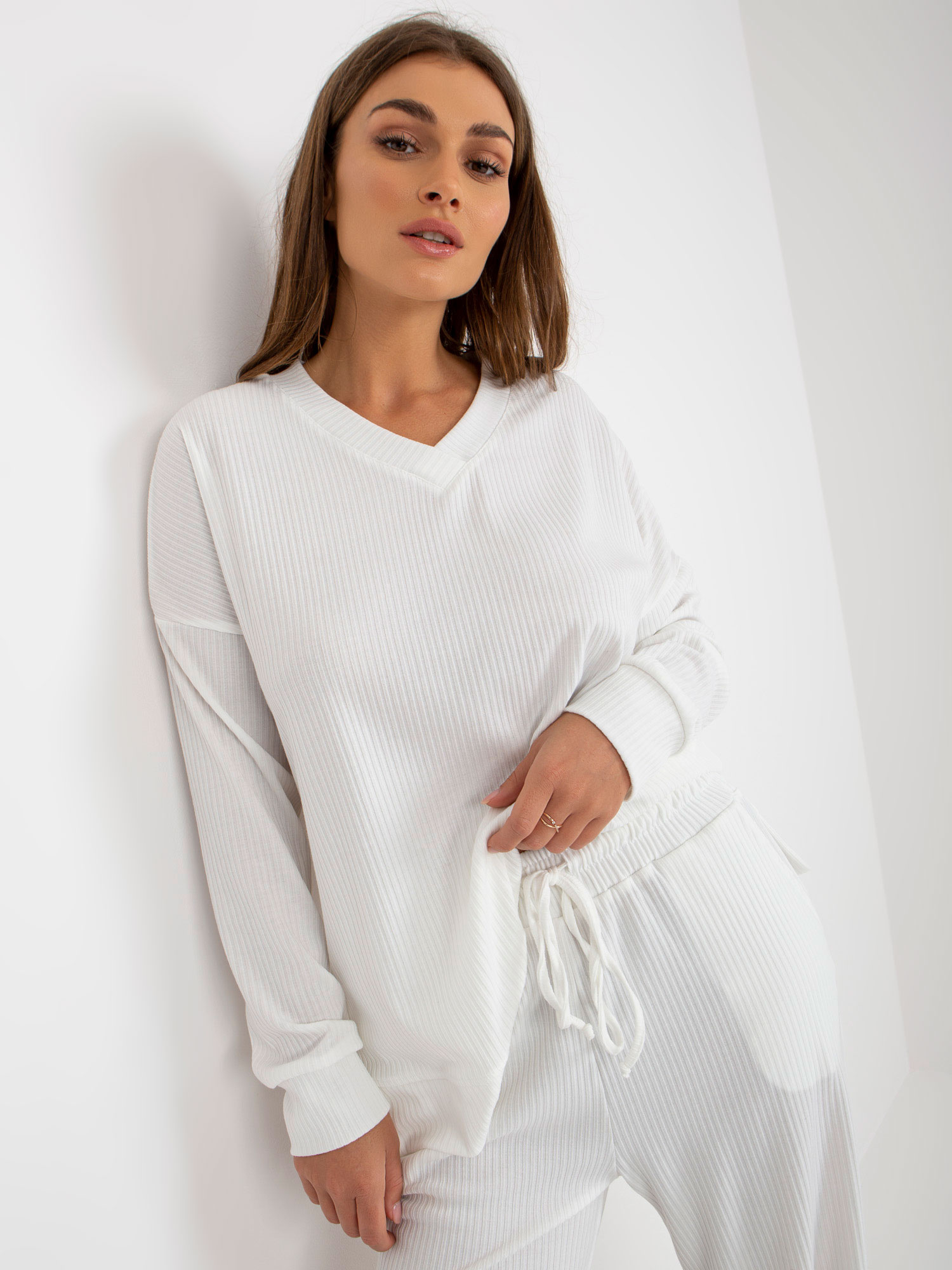 Ecru prążkowany komplet casualowy o kroju oversize