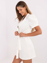 Biała elegancka sukienka o kroju marynarki