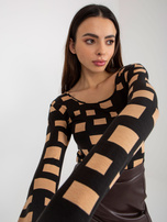 Hurtownia Czarno-camelowa dopasowana bluzka z nadrukiem