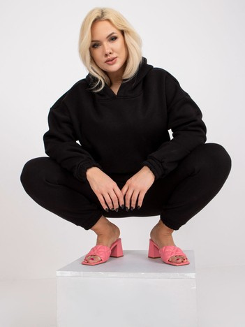 Černý teplákový komplet plus size s kapucí.