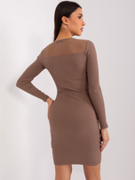 Hurt BASIC FEEL GOOD Braunes Kleid mit langen Ärmeln.