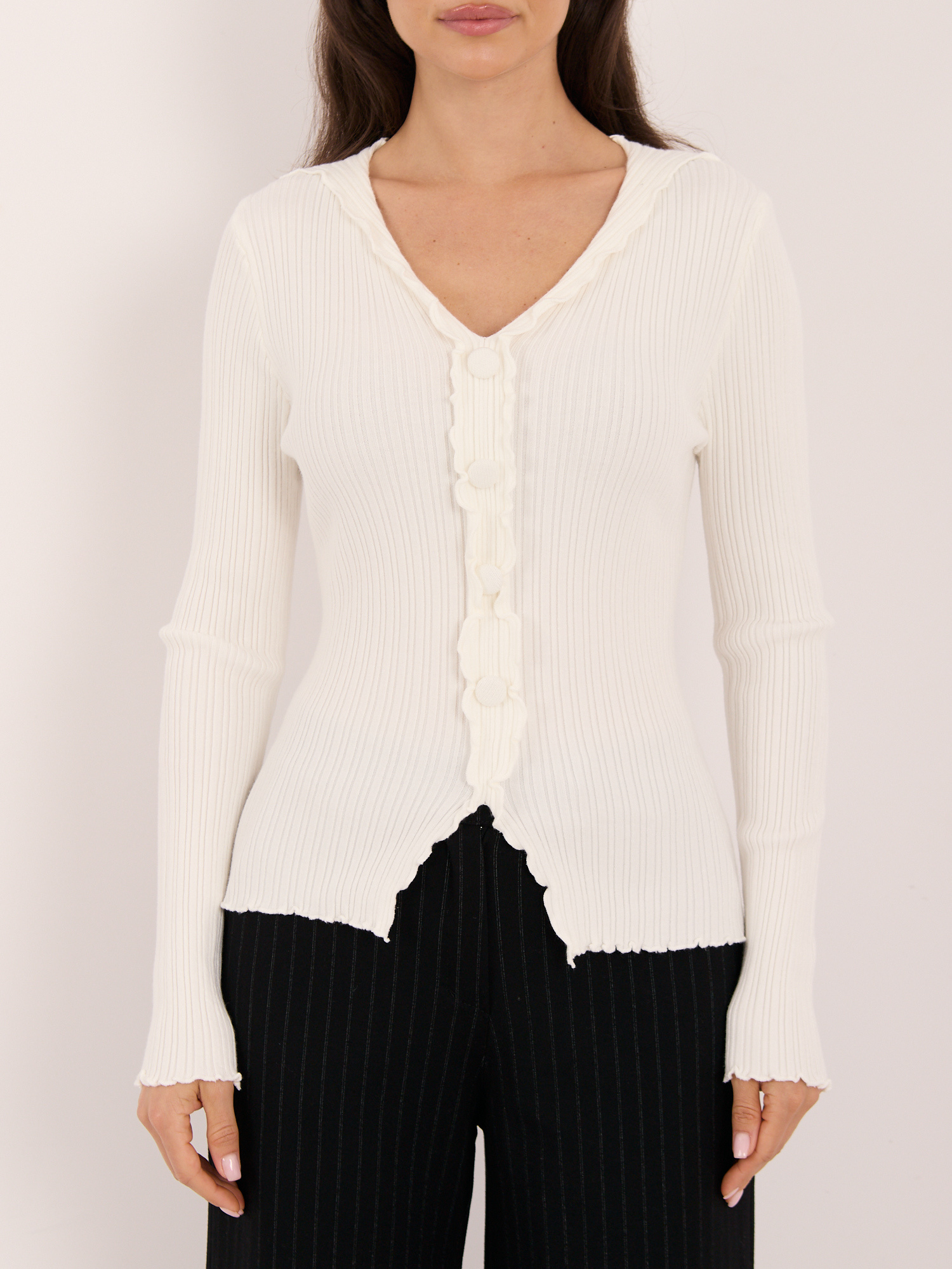 Ecru dryžuotas megztinis su dekoratyviniais mygtukais.