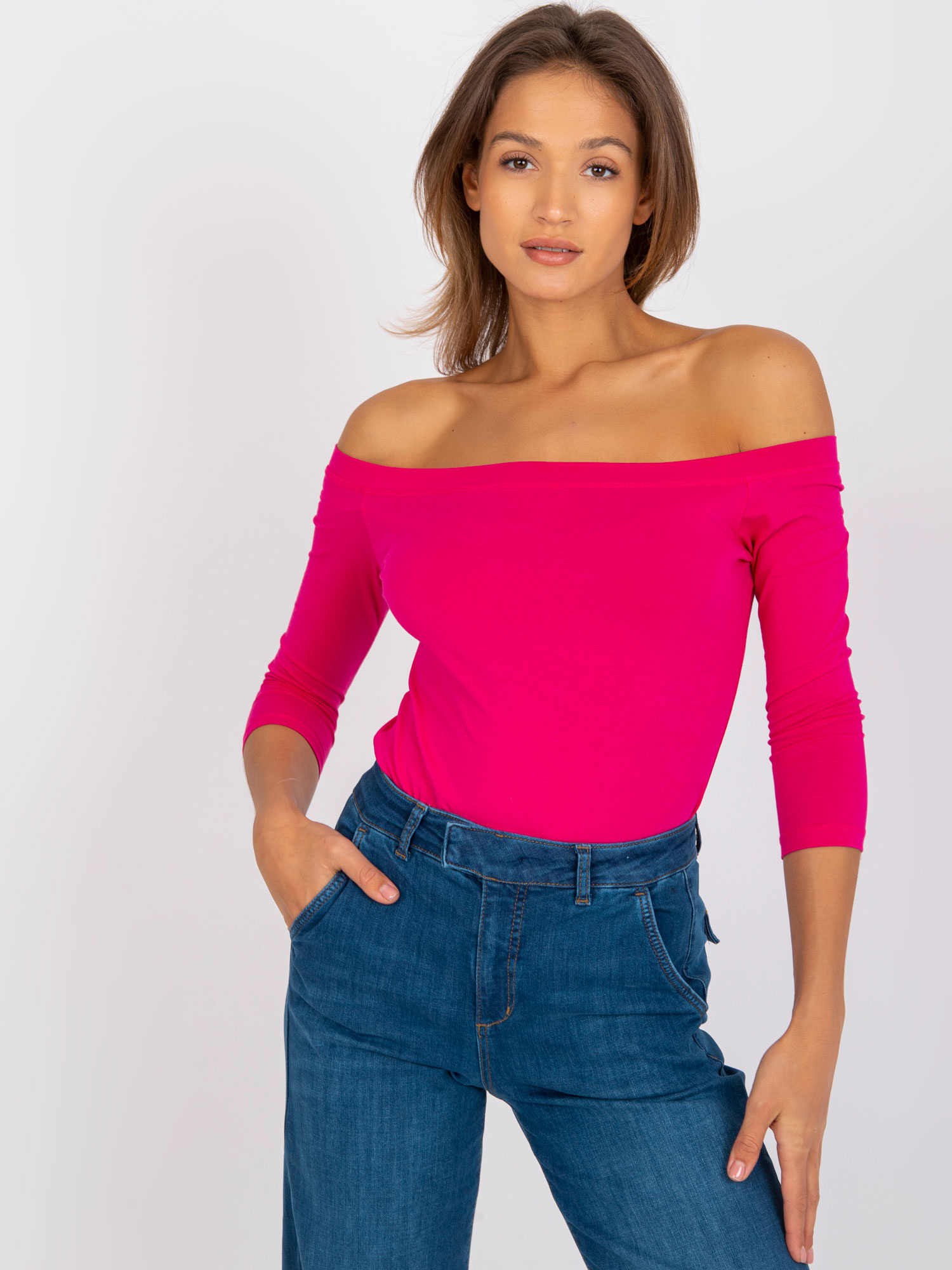 Fuksijos spalvos bluzonė su atidengtomis pečių.
