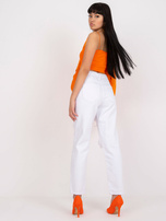 Białe spodnie jeansowe mom z dziurami 