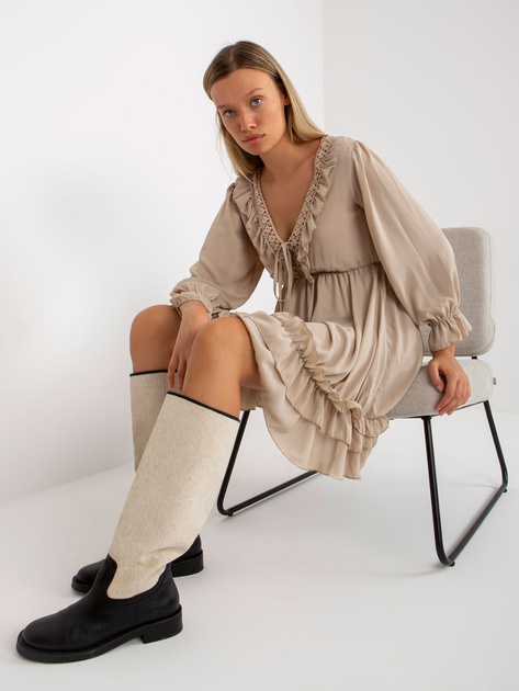 Hurt Beżowa mini sukienka z falbaną w stylu boho OCH BELLA