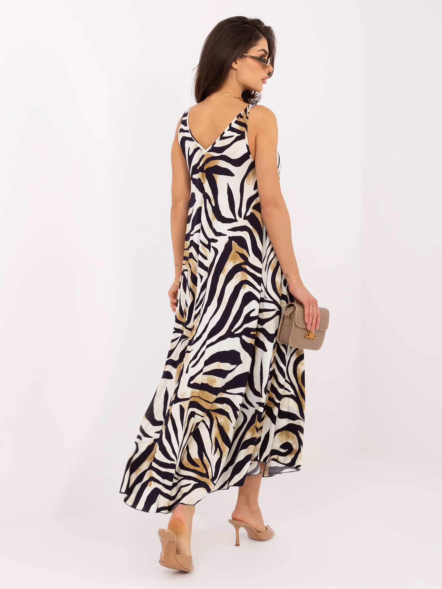 Czarna trapezowa sukienka w zebrę