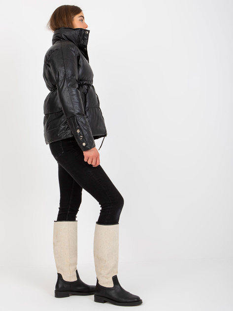 Hurtownia Czarna kurtka zimowa z eko skóry ze ściągaczami