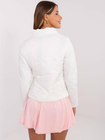 Hurt Biała pikowana kurtka damska z kieszeniami