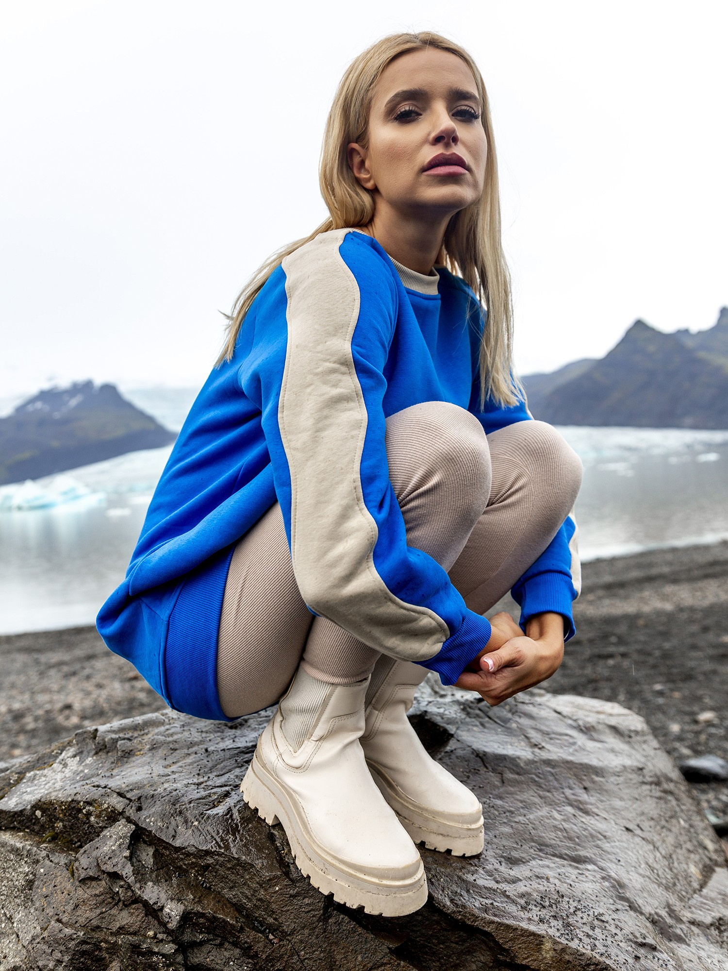 Hurt Blau-beige Basic Sweatshirt aus Baumwolle.