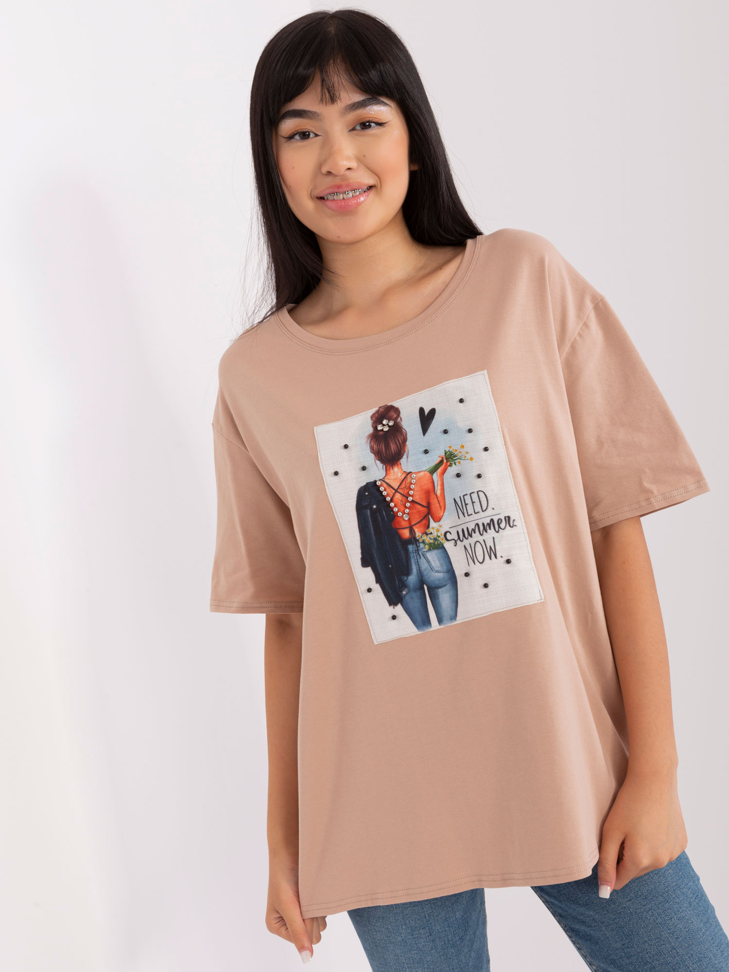 Beżowy t-shirt z nadrukiem i okrągłym dekoltem