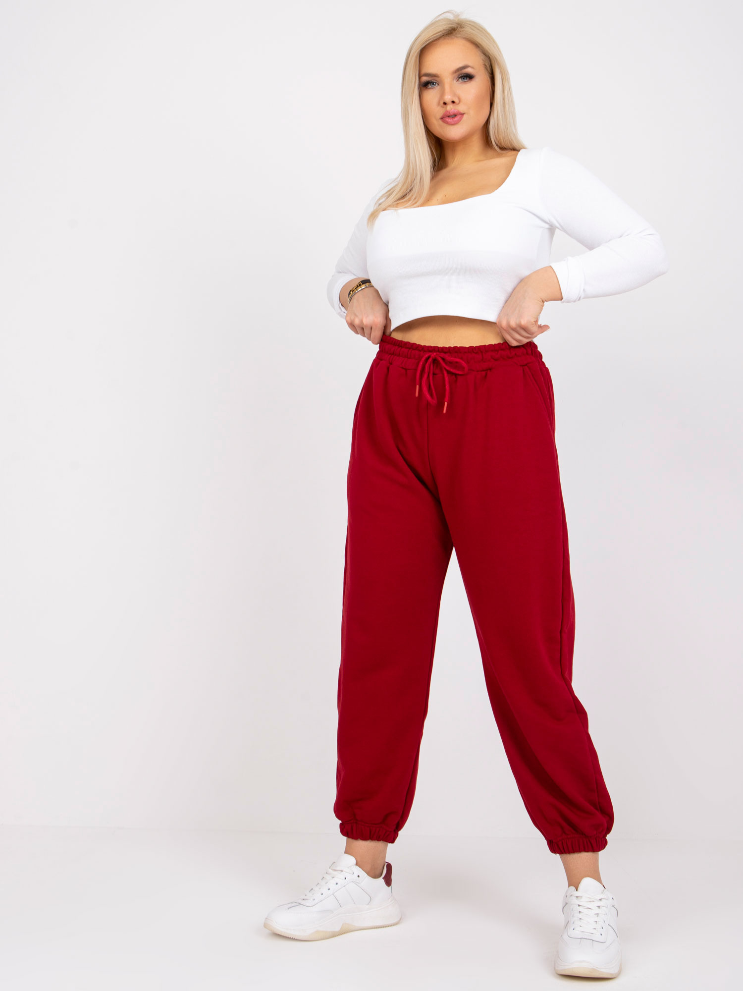 Bordo spalvos plus size sportinės kelnės su kišenėmis Ainhoa.