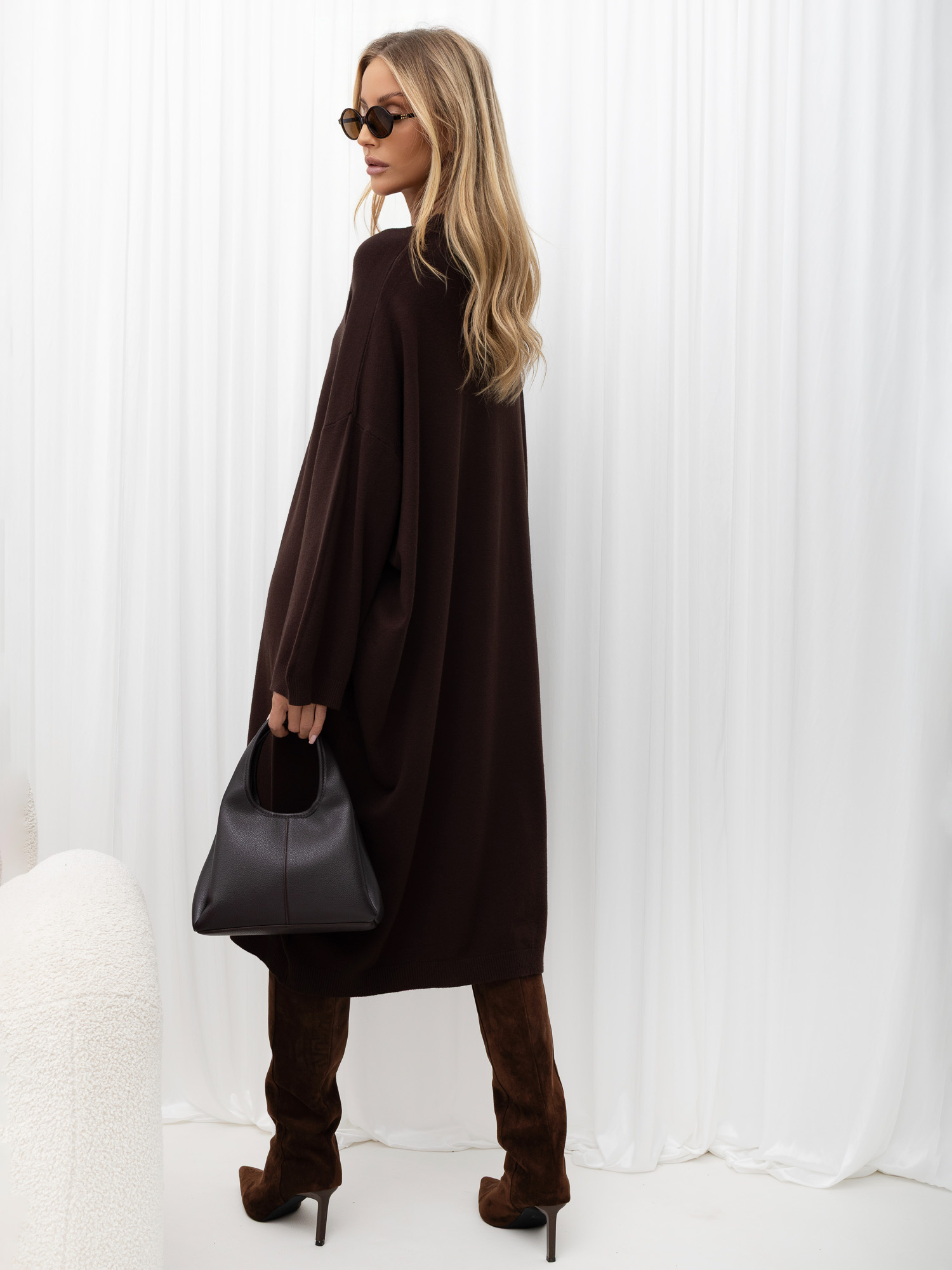 Šokoladinė megztinė suknelė oversize su dekoratyviniais mygtukais.