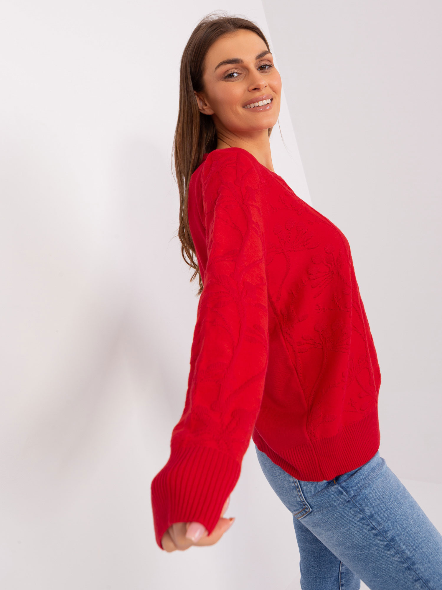 Hurtownia Czerwony sweter klasyczny we wzory