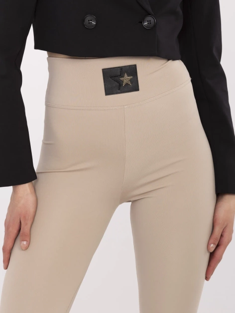 Beżowe damskie legginsy z ozdobną naszywką