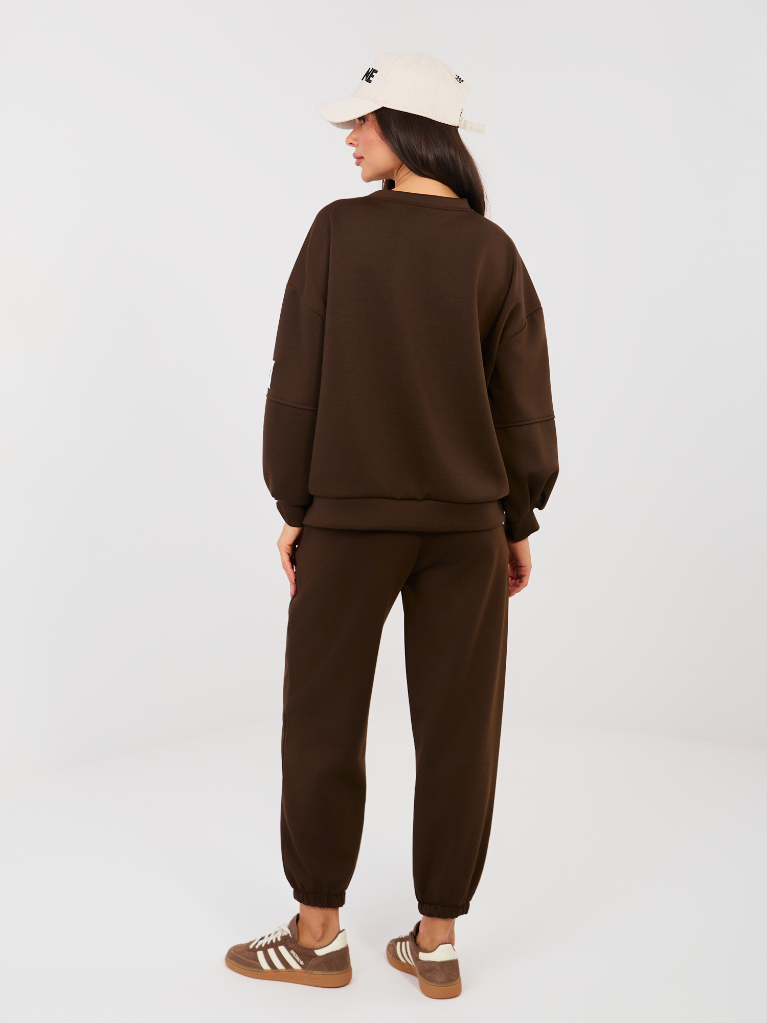 Schokoladeneinteiliger Set mit Oversize-Pullover.