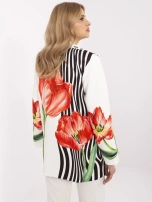 Kremowa marynarka z poduszkami na ramionach