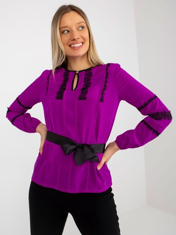 Hurt Lila Bluse mit gebundenem Gürtel.