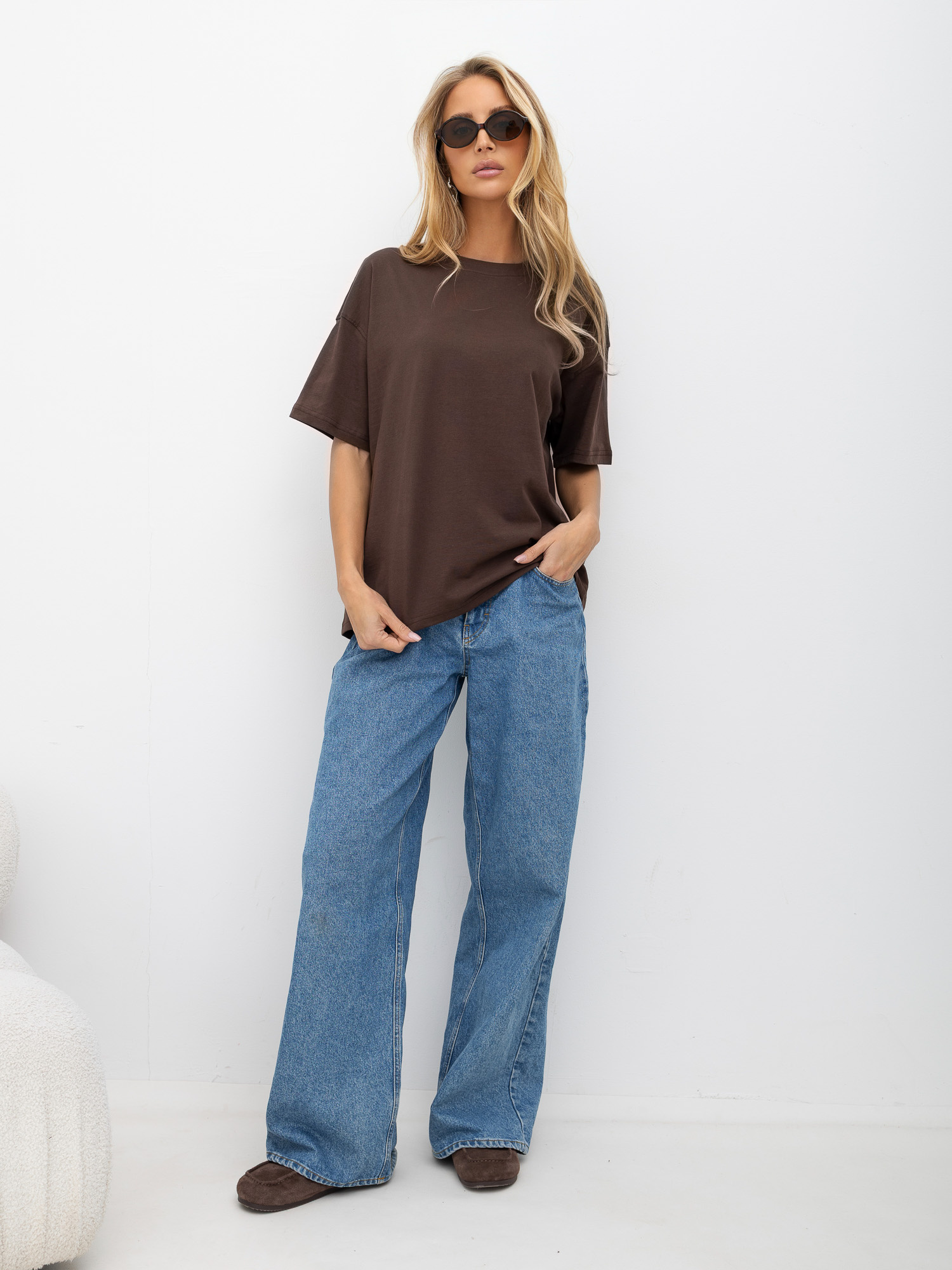 Brązowy damski t-shirt basic o kroju oversize