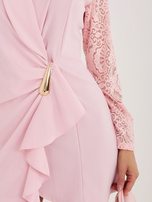 Jasnoróżowa elegancka sukienka z ozdobnym detalem