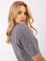 Dunkelgrauer klassischer Pullover mit Zöpfen.