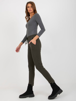 Hurtownia Khaki dresowe spodnie basic z kieszeniami 