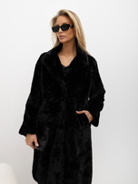 Juodas pūkuotas midi paltas su kišenėmis.