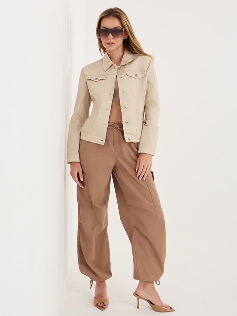 Beżowa jeansowa kurtka o dopasowanym kroju